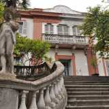 Villa Maria, meglio nota come villa Sbis�. Fu costruita intorno al 1919. L�edificio, a pianta rettangolare e su tre livelli, ha i muri bianchi, profilati in rosso. Si caratterizza per un�imponente scalinata che conduce all�ingresso con terrazzo, bordata da due balaustre che curvano dolcemente verso la base...